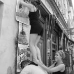 Accrochage des affiches pour le festival d'Avignon par les comédiens des cours de théâtre Lizart