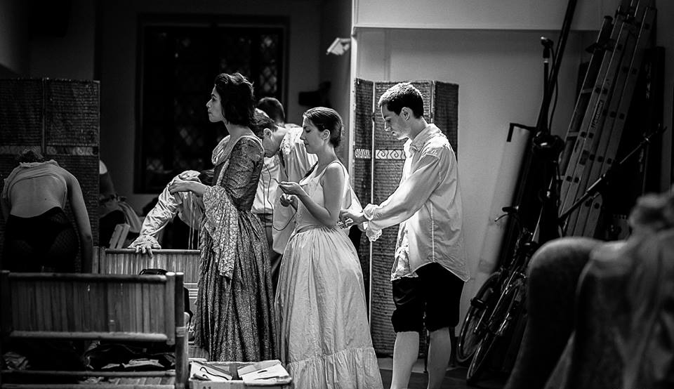 Changement de costumes en coulisse, cours de théâtre amateurs adultes