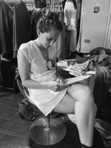 Comédienne des cours de théâtre à Paris, Lizart en coulisse, révisant son texte