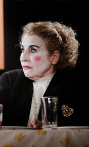 Comédienne sénior, seule en scène, cours de théâtre à Paris, Lizart