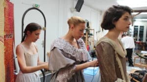 Coulisse théâtre, prépartion avant le spectacle de fin d'année des cours de théâtre à Paris, LizArt