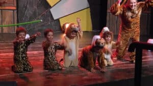 Cours de théâtre pour enfant à Paris, cours LIzart, spectacle de fin d'année au théâtre Clavel
