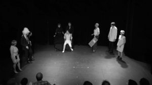 Dernière répétition des élèves des cours de théâtre Lizart, pour fixer le texte et ne pas perdre la mémoire