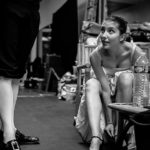 Préparation en coulisse pour le spectacle des cours de théâtre adultes à Paris