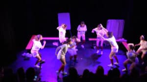 Etre à l'aise avec les autres avec le pectacle de fin d'année des cours de théâtre à Paris Lizart, année 2024
