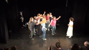 Gérer sa timidité en groupe avec un spectacle, cours de théâtre à Paris, Lizart