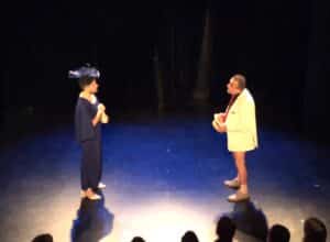 Interagir avec les personnes d'un cours de théâtre à Paris, LizArt, spectacle de fin d'année 2024, scène à deux comédiens