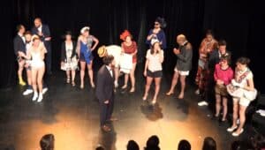 Jouer en troupe sur scène pour avoir une meilleure connaissance de soi, cours Lizart Jouer en troupe sur scène pour avoir une meilleure connaissance de soi, cours Lizart