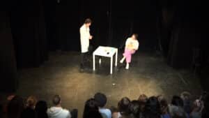 Jouer un personnage de médecin, devant un public, Lizart cours de théâtre à Paris