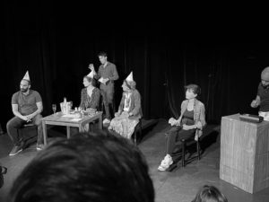 Les fonctions du théâtre essentielles par la représentation d'un spectacle face à un public des élèves des cours Lizart
