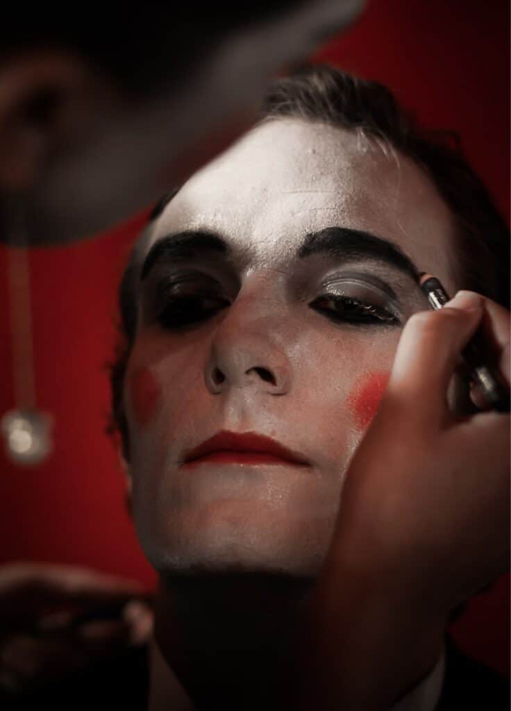 Comment fait-on pour incarner un personnage dans une pièce de théâtre ?