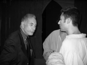 Metteur en scène de théâtre Henri Lazarini donnant conseil à un comédien
