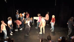 Perception de soi amélioré grâce à la pratique du théâtre, spectacle de fin d'année des cours de théâtre à Paris LizArt