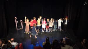 Salut des enfants du spectacle de Charlie et la chocolaterie, cours de théâtre, Lizart