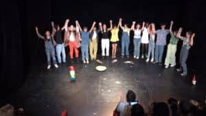 Salut final et empathie profonde dans le spectacle pour enfant des cours de théâtre à Paris, LizArt