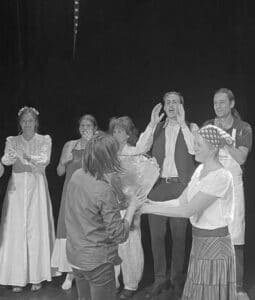 Saluts de fin de spectacle des élèves débutants des cours de théâtre à Paris, Lizart