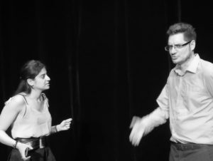 Scène à deux comédiens des cours de théâtre à Paris, niveau Intermédiaire, 2023