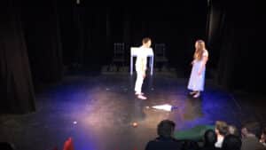 Scène à deux dans le spectacle de fin d'année des cours de théâtre à Paris, Lizart, niveau Débutant 2024