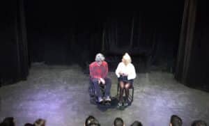Scène à deux personnages dans le spectacle des cours de théâtre à Paris, Lizart, année 2024
