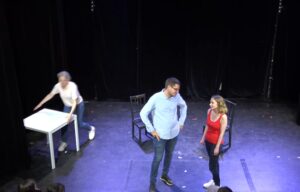 Scène à deux personnages du spectacle amateur de fin d'année des cours de théâtre à Paris, Lizart, année 2025