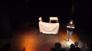 Scène à deux personnages, spectacle de fin d'année, année 2024, cours débutant adultes, Lizart