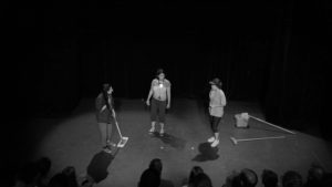 Scène à trois comédiens des cours de théâtre à paris Lizart, cours débutant