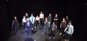 Scène collective du spectacle de fin d'année des élèves de cours de théâtre à Paris, Lizart, niveau Intermédiaire