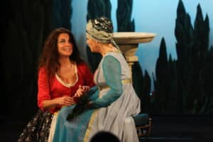 Scène de connivence entre deux comédiennes