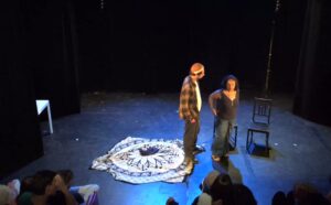 Scène de deux comédiens du spectacle de fin d'année des cours de théâtre à Paris, Lizart, niveau Avancé