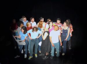 Scène de groupe lors du spectacle de fin d'année des élèves des cours de théâtre à Paris, Lizart, niveau Intermédiaire, année 2025