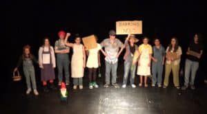 Scène de revendication, spectacle des cours de théâtre ados, cours Lizart