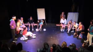 Scène de vestiaire, équipe de foot, spectacle de fin d'année 2024, cours de théâtre à Paris, Lizart