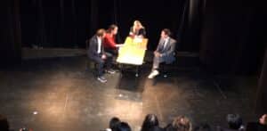 Scène des élèves de niveau Intermédiaire des cours de théâtre à Paris Lizart, spectacle 2024