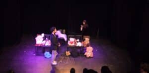 Scène entre deux ados, cours de théâtre à Paris, Lizart, année 2024