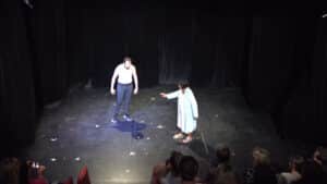 Scène entre deux comédiens du spectacle de fin d'année 2024 au théâtre Clavel, cours de théâtre à Paris, LizArt