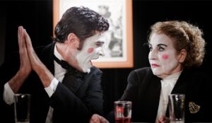 Scène entre deux invités dans la Noce chez les petits Bourgeois de Brecht, mise en scène Stéphane Rugraff
