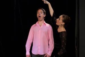 Scene-expressive-entre-deux-comediens-de-theatre