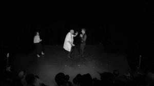 Scène finale du spectacle de fin d'année des élèves débutants des cours de théâtre à Paris Lizart