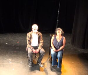Scène intimiste des élèves des cours de théâtre à Paris, niveau Intermédiaire, cours Lizart, année 2025