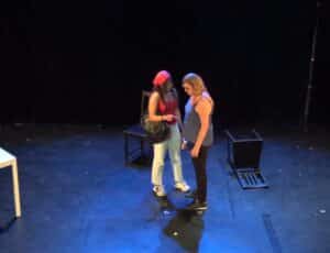 Scène intimiste entre deux comédiennes, cours de théâtre à Paris pour Débutant, cours Lizart