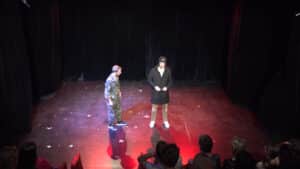 Scène intimiste entre deux comédiens, cours de théâtre à Paris, cours LIzart année 2024