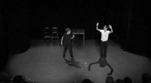 Scène répétée entre deux comédiens en cours de théâtre à Paris pour ados, cours Lizart