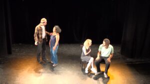 Scènes à deux du spectacle de fin d'année des élèves des cours de théâtre à Paris, Lizart, niveau avancé, 2025