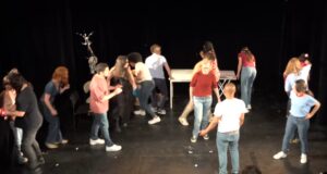 Scènes de groupe des élèves Débutants des cours de théâtre à Paris, Lizart, année 2025