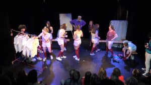 Scènes de vestiaire, spectacle de théâtre de fin d'année des élèves Intermédiares, cours Lizart 2024