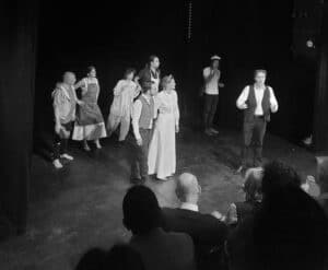 Scènes du spectacle de fin d'année 2024 des cours de théâtre à Paris, Lizart, niveau avancé
