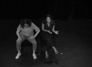 Scènes entre deux actrices des cours de théâtre à Paris, Lizart, niveau débutant