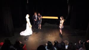 S'émanciper par le théâtre, scène de mariage en cours de théâtre à Paris, Lizart, année 2024