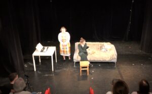 Spectacle de fin d'année des élèves amateurs des cours de théâtre amateurs à Paris, Lizart où comment s'instruire par le théâtre tout en s'amusant