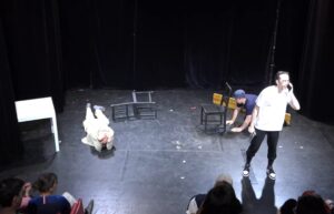 Spectacle de fin d'année des élèves du cours Avancé, cours de théâtre à Paris, Lizart, théâtre Clavel , année 2025